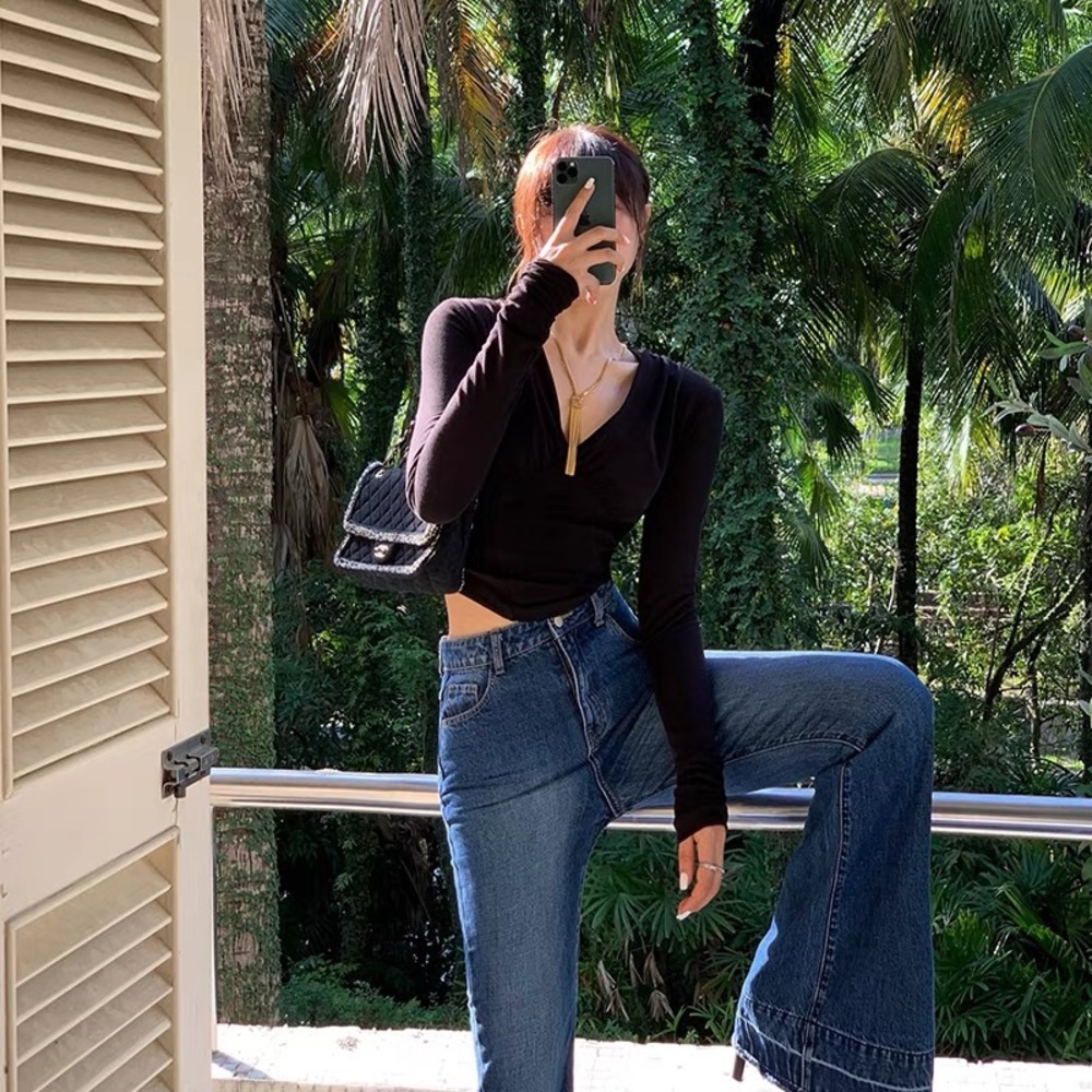 v-neck black knitted top